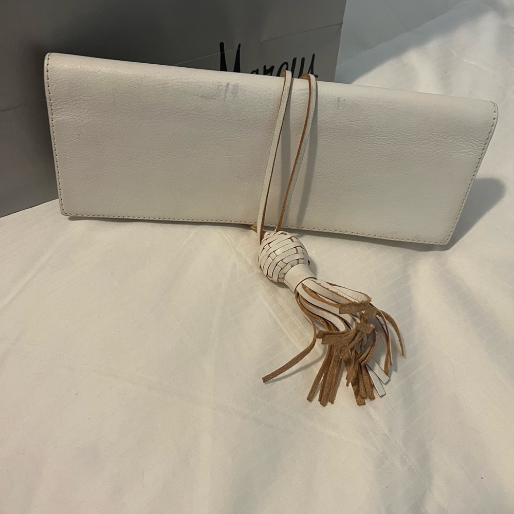 Pre-loved Banana Republic White Leather Clutch w/ Tassel. Make your best offer!!